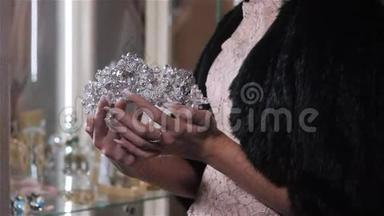 女人在婚礼精品店选择新娘饰品，戴着钻石皇冠
